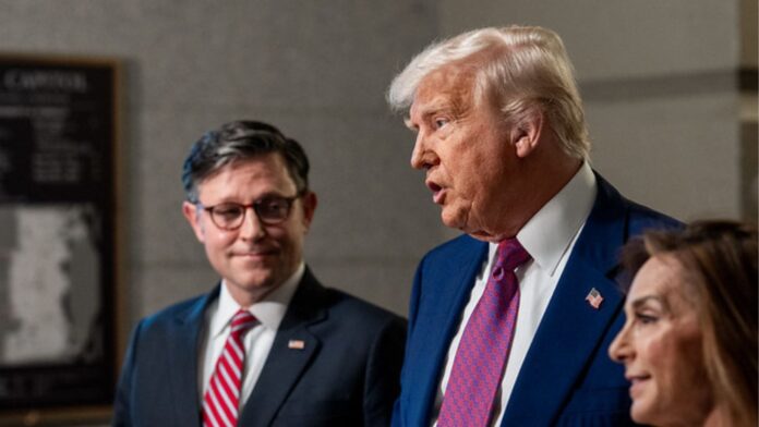 Foto: Trump y presidente de la Cámara de Representantes, Mike Johnson, se dirigen a los medios de comunicación en el Capitolio de los Estados Unidos en Washington, D.C., el martes 20 de mayo de 2025 – Gobierno de E.E.U.U.