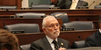 Republicano Dan Newhouse no buscará reelección tras seis mandatos en el congreso Dan Newhouse durante una sesión del comité de agricultura de la cámara de representantes – Oficina de Newhouse