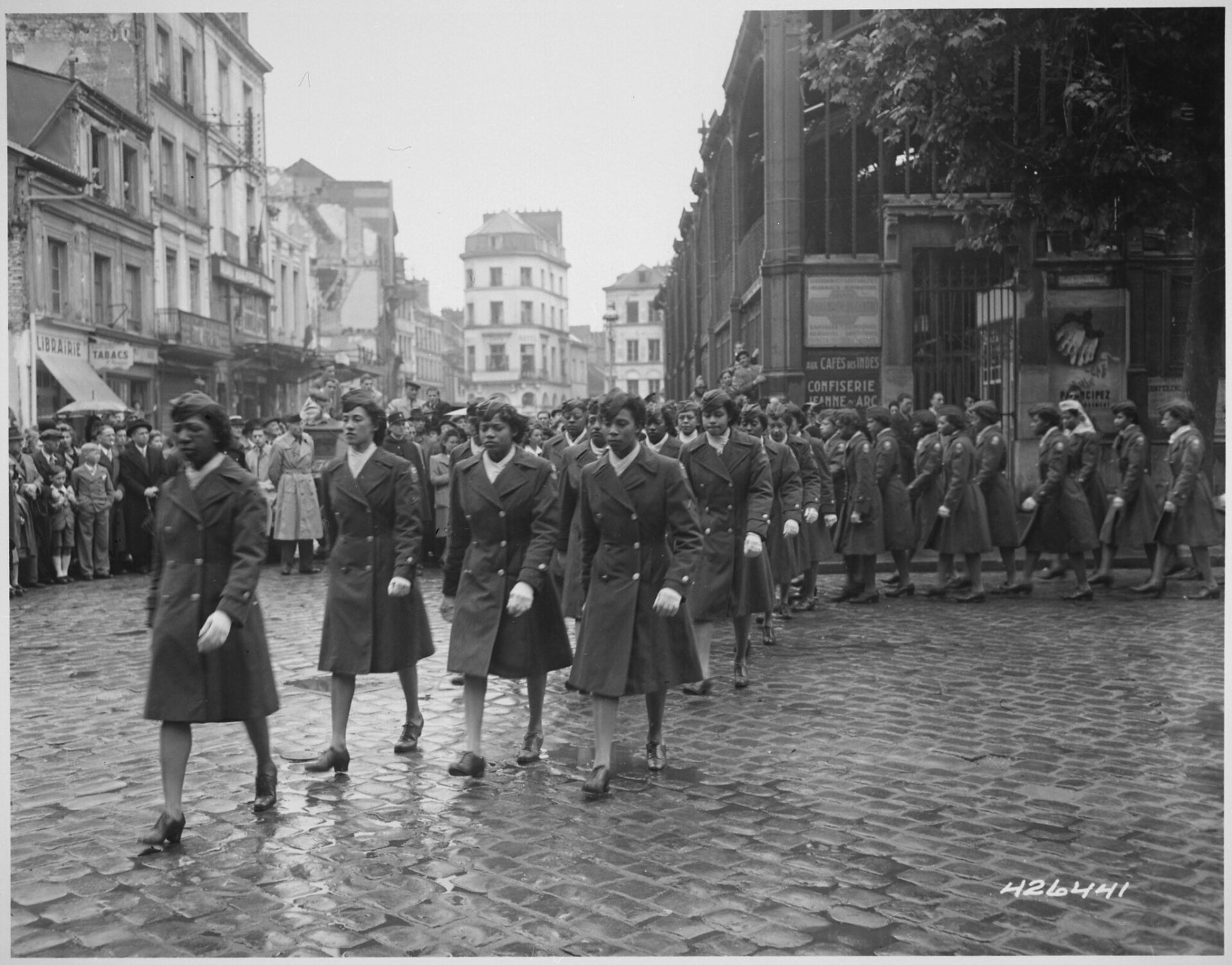 Desfile en Francia Integrantes del 6888º Batallón marchan en un desfile en Rouen, Francia, el 27 de mayo de 1945, en honor a Juana de Arco.