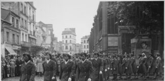 En Memorial Day, honramos a las mujeres afroamericanas y latinas que sirvieron con valentía durante la guerra Desfile en Francia Integrantes del 6888º Batallón marchan en un desfile en Rouen, Francia, el 27 de mayo de 1945, en honor a Juana de Arco.