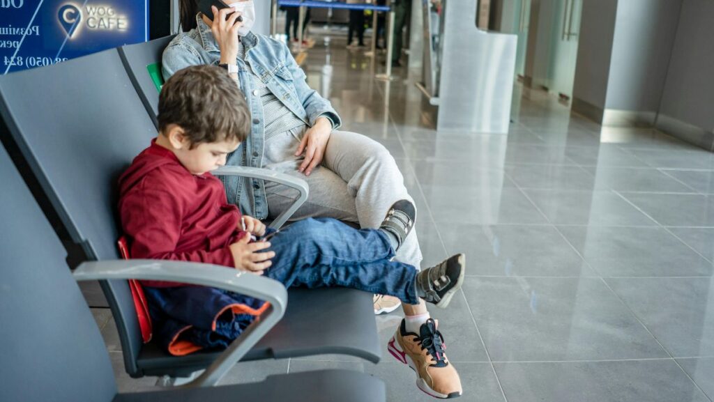 Obtener una cita médica en el sistema actual puede implicar largas esperas, algo que muchas familias latinas no experimentaban en sus países de origen.
