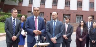 Trump y la ciudadanía por nacimiento: la batalla legal El fiscal general Nick Brown, acompañado de Matt Adams de NWIRP, tras la audiencia sobre la ciudadanía por nacimiento en la Corte de Apelaciones del Noveno Circuito, en el corazón de Seattle