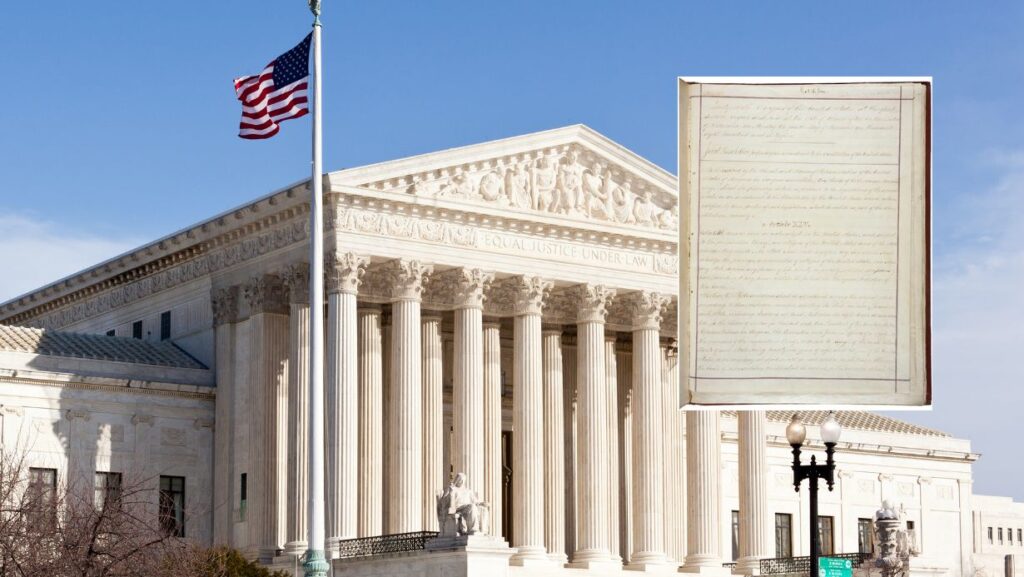 Fachada de la Corte Suprema de Estados Unidos con una bandera ondeando al frente y una sobreposición de la Enmienda 14 de la Constitución, que protege la ciudadanía por nacimiento.