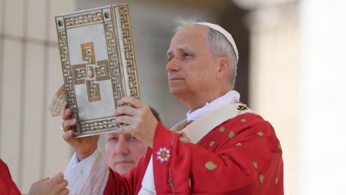 Papa Leo XIV eleva el Evangeliario durante la misa de Pentecostés en el Vaticano. “Que el viento fuerte del Espíritu abra las fronteras de nuestros corazones y nos sostenga en la construcción de un mundo de paz”, pidió el Papa. Foto © Vatican Media Papa Leo XIV critica los nacionalismos políticos durante misa en el Vaticano