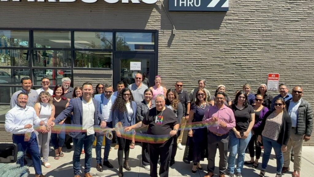 Grupo de personas de la organización Entre Hermanos en la inauguración de sus nuevas oficinas en Yakima