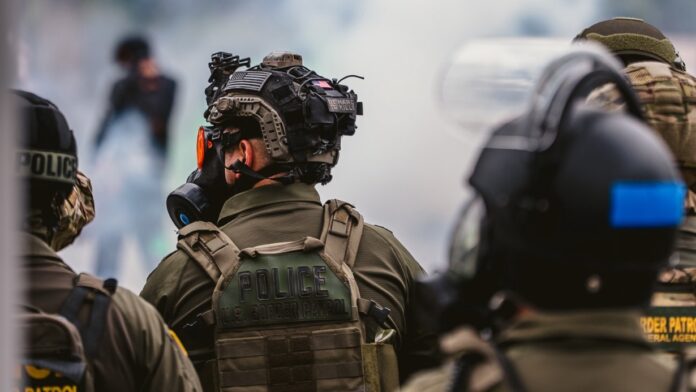 Agentes de la Patrulla Fronteriza desplegados en apoyo a las redadas de ICE en Los Ángeles, en medio de tensiones crecientes tras el envío de la Guardia Nacional. Crédito: Foto cortesía de @USBPChief en X Agentes de la Patrulla Fronteriza desplegados en apoyo a las redadas de ICE en Los Ángeles, en medio de tensiones crecientes tras el envío de la Guardia Nacional.