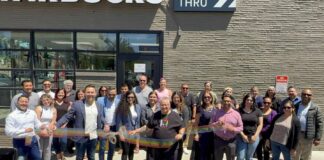 Entre Hermanos abrió oficina en Yakima para la comunidad LGBTQ+ Grupo de personas de la organización Entre Hermanos en la inauguración de sus nuevas oficinas en Yakima