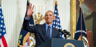 Obama aborda la inmigración en medio de protestas nacionales Expresidente Barack Obama hablando en un evento