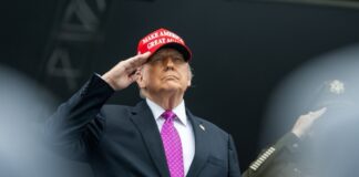 Oleada de rechazo en Washington por nueva prohibición de viajes de Trump El presidente Donald Trump pronuncia un discurso en la ceremonia de graduación de la Academia Militar de Estados Unidos de 2025