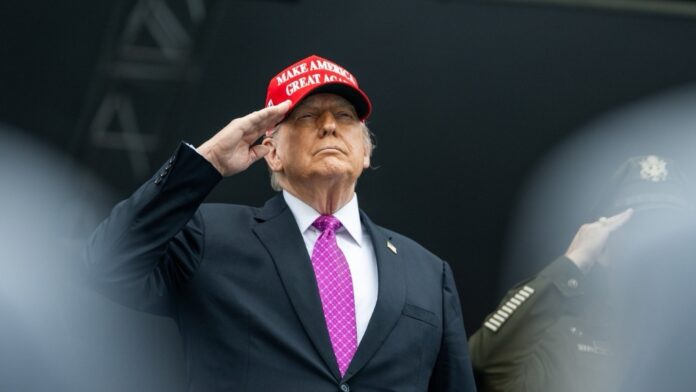 El presidente Donald Trump pronuncia un discurso en la ceremonia de graduación de la Academia Militar de Estados Unidos de 2025