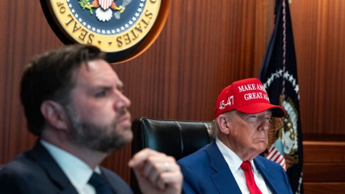 Presidente Donald J. Trump en The Situation Room, 21 de junio de 2025. Foto cortesía de la página de Facebook de la Casa Blanca. Donald Trump junto a su equipo de seguridad nacional en la sala situacional de la Casa Blanca durante una reunión sobre el conflicto con Irán.