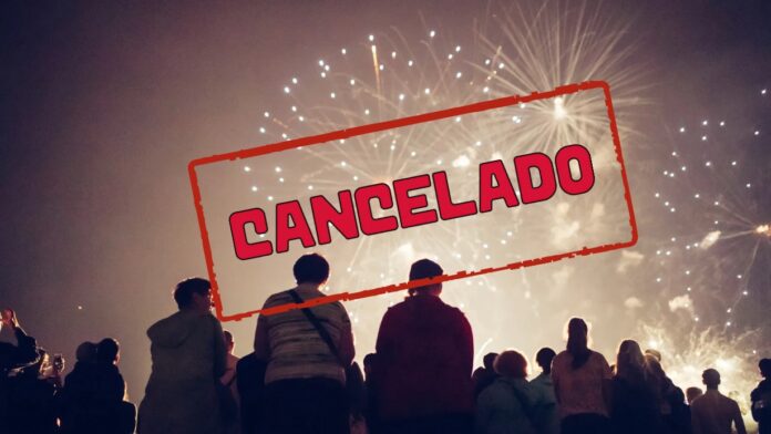 Personas observan fuegos artificiales mientras un sello rojo con la palabra “Cancelado” aparece sobre la imagen, simbolizando la cancelación del evento en SeaTac.