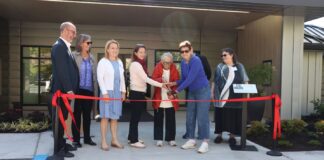 En honor a Fred: Un legado de salud en el condado Snohomish Un emotivo momento en la ceremonia de corte de cinta del Edificio Langer el 3 de junio de 2025, un homenaje póstumo organizado por la Comisión de Salud Verdant. En la fotografía, de izquierda a derecha: el Alcalde de Edmonds, Mike Rosen; la Comisionada Carolyn Brennan; la Comisionada Karianna Wilson; Beth Langer (hermana); Carole Wilson (madre); Alicia Langer (hermana); el Comisionado Jim Distelhorst; y la Comisionada Deana Knutsen. © Latino Herald
