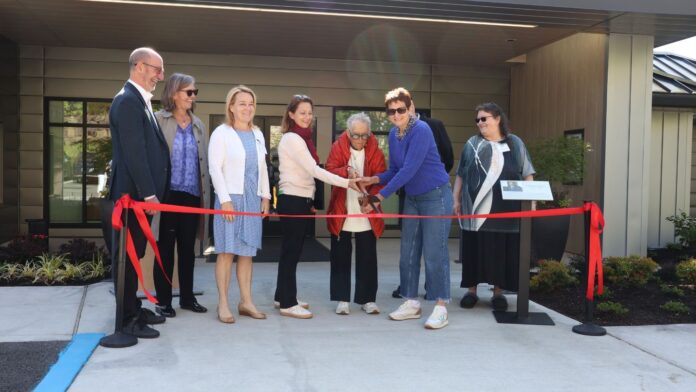 3 Un emotivo momento en la ceremonia de corte de cinta del Edificio Langer el 3 de junio de 2025, un homenaje póstumo organizado por la Comisión de Salud Verdant. En la fotografía, de izquierda a derecha: el Alcalde de Edmonds, Mike Rosen; la Comisionada Carolyn Brennan; la Comisionada Karianna Wilson; Beth Langer (hermana); Carole Wilson (madre); Alicia Langer (hermana); el Comisionado Jim Distelhorst; y la Comisionada Deana Knutsen. © Latino Herald