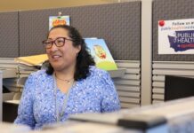 Cómo acceder a atención pediátrica accesible en Washington para familias de bajos ingresos Claudia Sierra, del Departamento de Salud Pública del Condado de King, brinda orientación a familias que buscan acceder a servicios médicos para sus hijos.