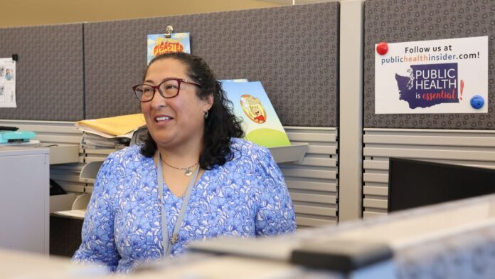 Latino Herald - MS Claudia Sierra, del Departamento de Salud Pública del Condado de King, brinda orientación a familias que buscan acceder a servicios médicos para sus hijos.