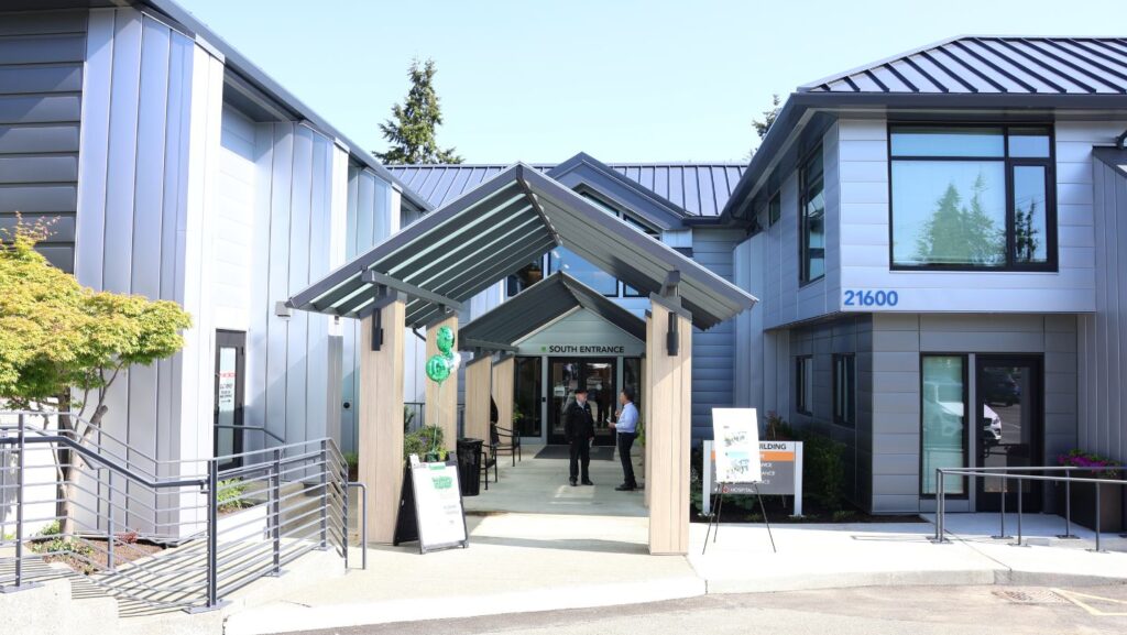 El Edificio Frederick P. Langer, visto desde su entrada sur en Edmonds, representa un pilar fundamental de la atención médica. Alberga cruciales servicios de salud proporcionados por la Comisión de Salud Verdant para el sur del condado Snohomish. © Latino Herald.