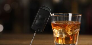 ¿Puedo tomar alcohol en el asiento pasajero en WA? ¿Qué dice la ley? Trago