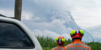 Guatemala inicia evacuación por intensa erupción del volcán de fuego Personal de CONRED frente al volcán – Cortesía CONRED