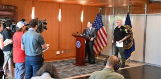 Adolescente arrestado en Oregon por presunto plan de tiroteo masivo en centro comercial de Washington Doug Olson oficial del FBI, durante la conferencia de prensa donde informo sobre el plan interrumpido para usar un artefacto explosivo improvisado y perpetrar un tiroteo masivo en el centro comercial Three Rivers Mall en Kelso, Washington el 5 de junio del 2025. – Cortesía FBI Portland