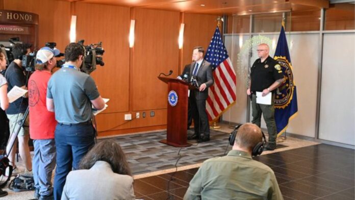 General Leo 2 - 2025-06-06T115918.936 Doug Olson oficial del FBI, durante la conferencia de prensa donde informo sobre el plan interrumpido para usar un artefacto explosivo improvisado y perpetrar un tiroteo masivo en el centro comercial Three Rivers Mall en Kelso, Washington el 5 de junio del 2025. – Cortesía FBI Portland