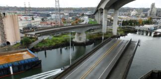 El puente de Spokane Street cerrado este fin de semana Puente giratorio de Spokane St. abre para que cruce el tráfico marítimo. – Cortesía del gobierno de Seattle