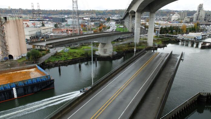 Foto: Puente giratorio de Spokane St. se abre para que pase el tráfico marítimo. – Cortesía del gobierno Seattle Puente giratorio de Spokane St. abre para que cruce el tráfico marítimo. – Cortesía del gobierno de Seattle