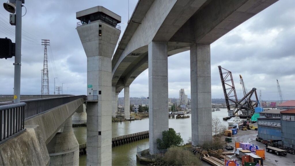 Foto: Torre de control del puente bajo, parte del sistema de controles del puente bajo. – Cortesía del gobierno Seattle