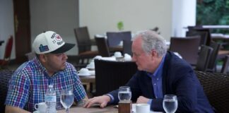 Kilmar Ábrego García: deportado por error y regresado a EE. UU. para enfrentar cargos Kilmar Ábrego García se reúne con el senador Van Hollen, durante la visita de este al salvador el 17 de abril del 2025 – Cortesía del senador Van Hollen