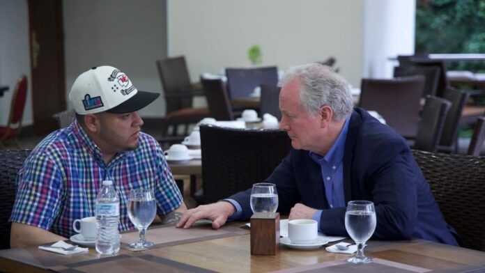 Foto: Kilmar Ábrego García se reúne con el senador Van Hollen, durante la visita de este al salvador el 17 de abril del 2025 – Cortesía del senador Van Hollen Kilmar Ábrego García se reúne con el senador Van Hollen, durante la visita de este al salvador el 17 de abril del 2025 – Cortesía del senador Van Hollen