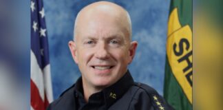 El sheriff del condado Pierce busca cooperar con ICE, desafiando la ley estatal Sheriff Keith Swank