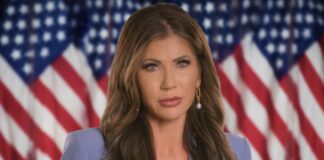 Kristi Noem – Cortesía del Departamento de Seguridad Nacional de los Estados Unidos