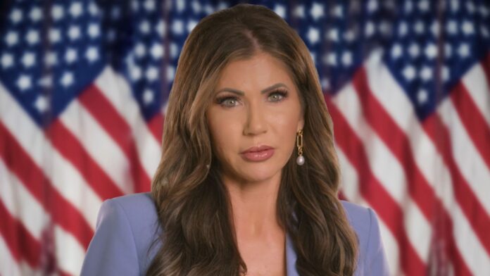 Kristi Noem – Cortesía del Departamento de Seguridad Nacional de los Estados Unidos