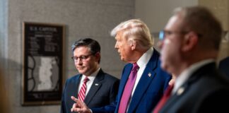 Esfuerzo de los republicanos para frenar ayudas a indocumentados podría afectar a ciudadanos y residentes Foto: El presidente Trump y presidente de la cámara de representantes, Mike Johnson, antes de dirigirse a la prensa en el capitolio de USA el 20 de mayo del 2025 – Cortesía de la Casa Blanca