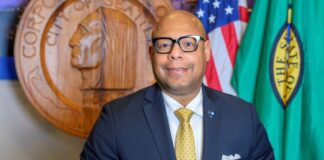 Jefe de policía de Seattle dispuesto a ir a la cárcel por proteger los derechos de los residentes Foto: jefe de policía de Seattle, Shon Barnes – Cortesía de la oficina del alcalde