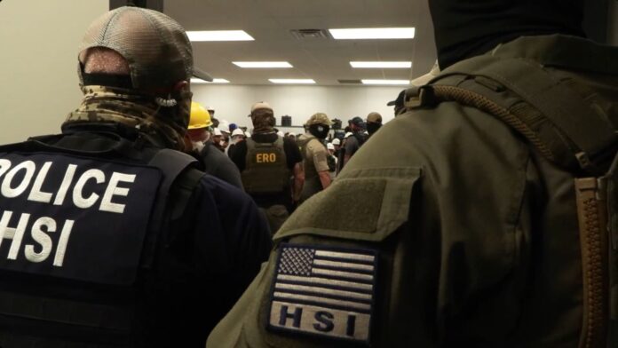 Foto: Agentes federales durante la redada en Glenn Valley Foods – Cortesía del ICE