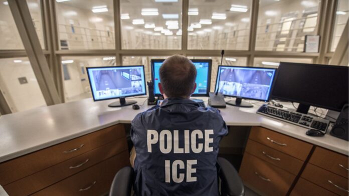 Foto: Oficial de ICE ERO supervisa un centro de detención en Buffalo, Nueva York. – Cortesía de ICE