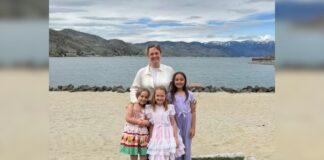 Comunidad de Wenatchee organiza un memorial mientras continua la búsqueda de Travis Decker Olivia Decker – 5 años, Evelyn Decker – 8 años y Paityn Decker de 9 años, junto a su madre Whitney Decker – Cortesía de Gofundme