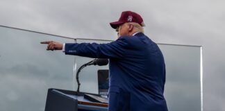 Trump busca detener de forma permanente la migración desde países pobres a EE. UU. Donald Trump pronuncia un discurso en Fort Bragg, Carolina del Norte – Cortesía de la Casa Blanca