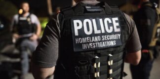 Bonos de $50,000, el pago de préstamos estudiantiles y otros incentivos para reclutar más agentes de ICE Agentes de ICE llevando a cabo un operativo