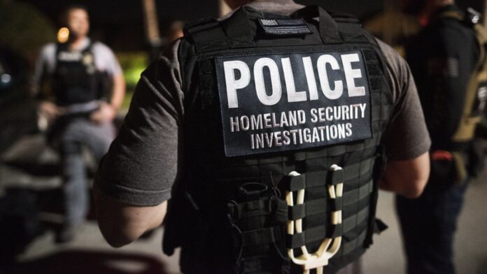Foto: Agentes de ICE llevan a cabo una operación contra fugitivos dirigida a extranjeros, el 22 de marzo de 2018 - Cortesía de ICE Agentes de ICE llevan a cabo una operación contra fugitivos dirigida a extranjeros, el 22 de marzo de 2018