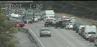 Peatón muere al ser embestido en plena I-90 Foto: Tramo de la I-90 cerrada por el accidente - Cortesía del WSDOT