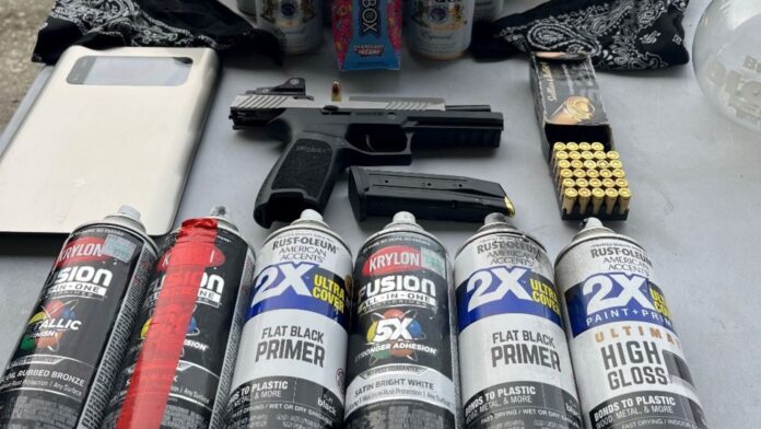 Foto: Arma de fuego, municiones, bebidas alcohólicas y pintura incautada por las autoridades en una operación de vandalismo de grafitis relacionadas con pandillas - Cortesía del departamento de policía de Everett Foto: Arma de fuego, municiones, bebidas alcohólicas y pintura incautada por las autoridades en una operación de vandalismo de grafitis relacionadas con pandillas - Cortesía del departamento de policía de Everett
