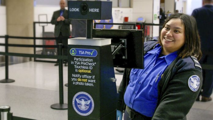 Foto: Agente de TSA en un punto de control del programa Touchless ID - Cortesía de la Administración de Seguridad en el Transporte