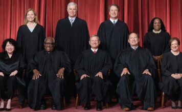 Corte Suprema da más poder a gobierno de Trump para frenar la entrada de ciertos residentes legales Foto: Retrato oficial de los nueve jueces que integran actualmente la Corte Suprema de Estados Unidos - Cortesía del archivo institucional de la Corte