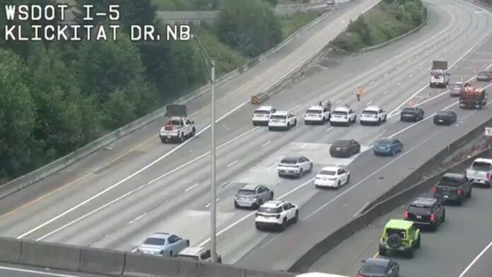 Foto: Agentes del WSP investigando la zona de la I-5 donde ocurrió el tiroteo - Cortesía WSDOT