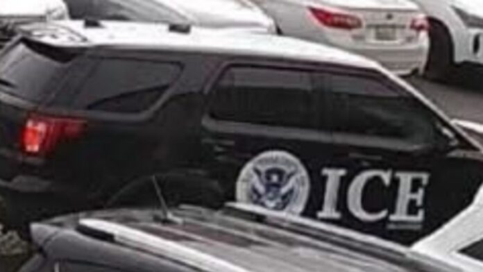 Foto: Vehículo de un individuo que fue arrestado en Fife, WA, por hacerse pasar por agente de ICE - Cortesía del departamento de policía de Fife Foto: Vehículo de un individuo que fue arrestado en Fife, WA, por hacerse pasar por agente de ICE - Cortesía del departamento de policía de Fife
