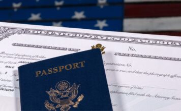 Gobierno de Trump amplía plan de desnaturalización de ciudadanos nacidos en el extranjero Pasaporte americano y certificado de naturalizacion