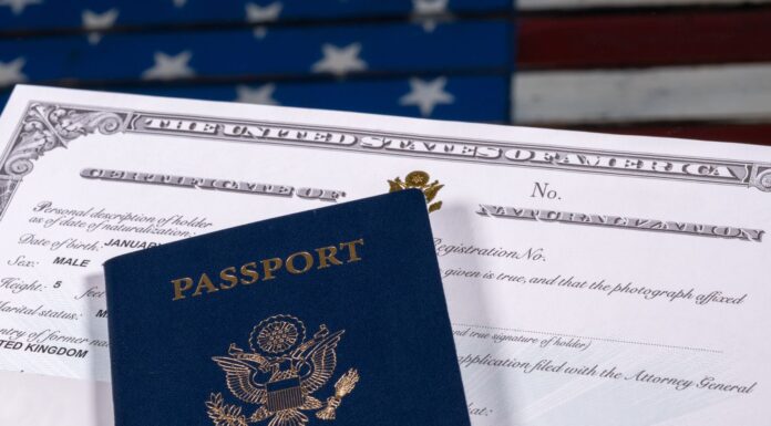 Gobierno de Trump amplía plan de desnaturalización de ciudadanos nacidos en el extranjero Pasaporte americano y certificado de naturalizacion