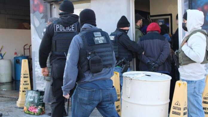 ICE Filadelfia llevó a cabo un operativo de control en un lugar de trabajo en un autolavado de Filadelfia el 28 de enero y arrestó a siete personas en situación migratoria irregular. Agentes y oficiales de ICE continúan trabajando todos los días para hacer cumplir las leyes de inmigración y proteger al público estadounidense. Foto cortesía de ICE. Agentes de ICE en un autolavado de Filadelfia durante un operativo el 28 de enero, que resultó en el arresto de siete personas.